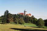 Pekný výhľad na Smolenický zámok je zo zámockého parku, kam bolo potrebné zájsť od trasy, ktorá viedla okrajom lúky priamo pod hradom (2003)